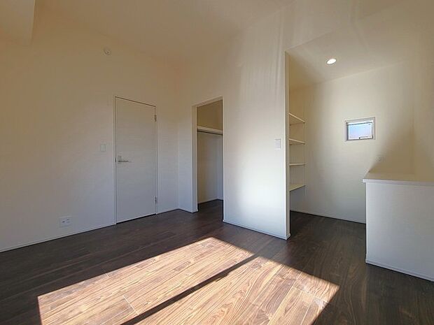 ウォークインクローゼットとワークスペースのついた贅沢な作りです。