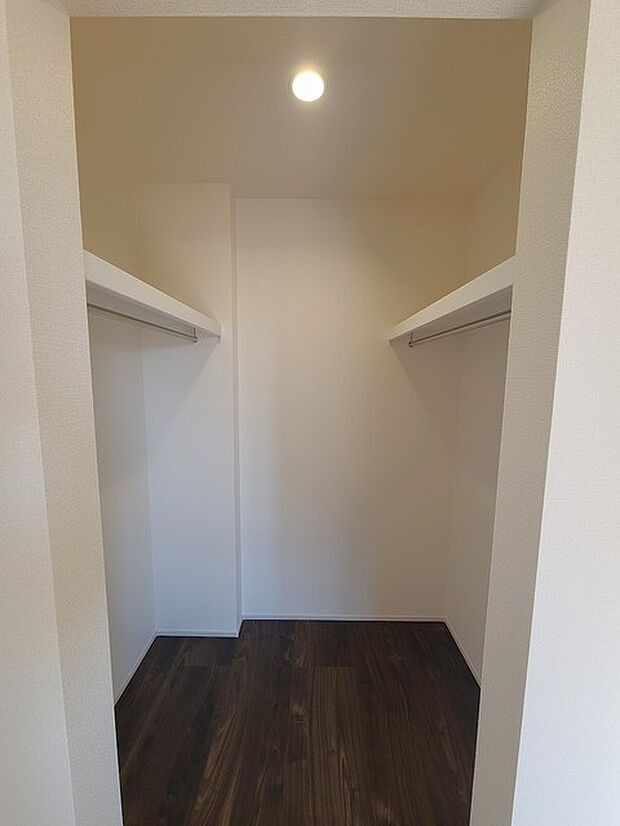 収納で悩む時間をなくしたい。家族の衣服が多くても頼もしいWIC(ウォークインクローゼット)