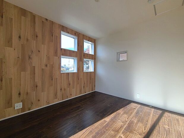 アクセントクロスを使用したオシャレな洋室。窓からそそぐ陽の光が眩しいベッドルームは、朝の目覚めが心地良く迎えられそうです。 