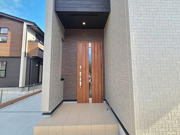 玄関はおうちの顔とも呼ばれる重要な場所！明るくスッキリと見える空間で住まう人を見送り、出迎えてくれます。 