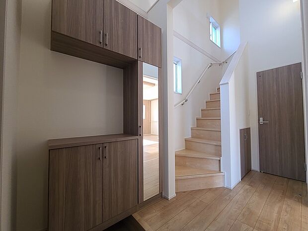 明るく開放的な玄関、靴の脱ぎ履きもしやすく、収納も豊富でご家族皆様の靴をスッキリ収納できます。 