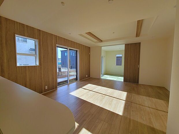 扉を開放するとLDKと洋室を一体利用できる空間！扉を閉めると独立した空間としても活用できます。 