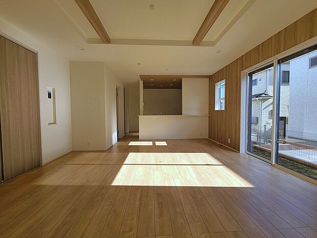 家族団欒のリビング。陽光差し込む食卓には家族の会話とスマイルが溢れます。いつまでもここで食卓を囲みたくなる、そう感じさせてくれるスペース。 