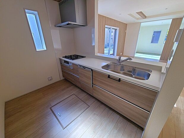 リビングにいる家族の顔が見渡せるカウンターキッチン。お料理もより一層おいしく、楽しく。食器棚を背面に設置しても十分な広さを確保しています。 