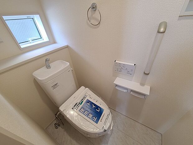 ウォシュレット機能付きのトイレ。換気のしやすい窓付きで、収納もあり実用性も兼ね備えた造り。 