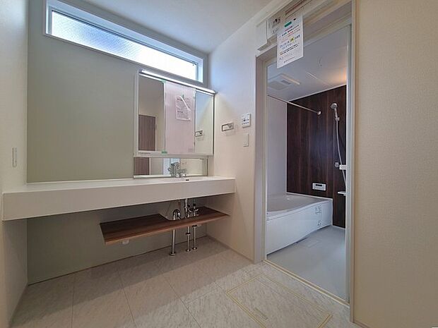 使い勝手の良い洗面台、窓があることで換気もしやすく清潔感のある空間を保てます。 