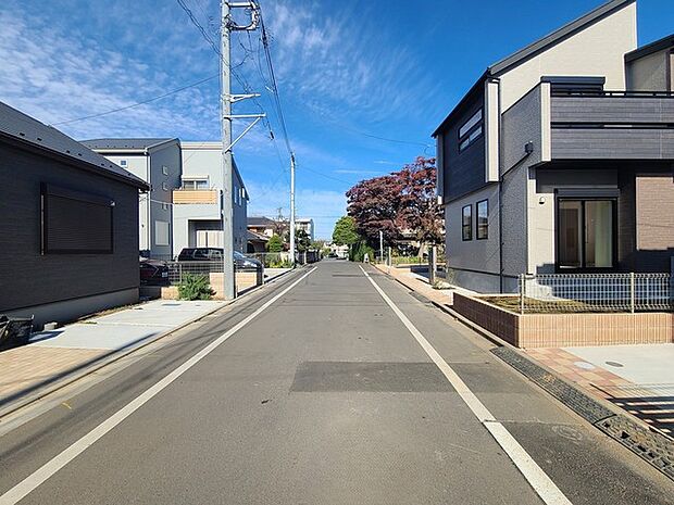 6m幅員の道路に面しておりお車の運転が苦手な方でも安心して出入りいただけます。 