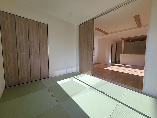 和室があるとやはりどこか心落ち着いてしまいます。客間としてもちょうど良い約4.5帖。  