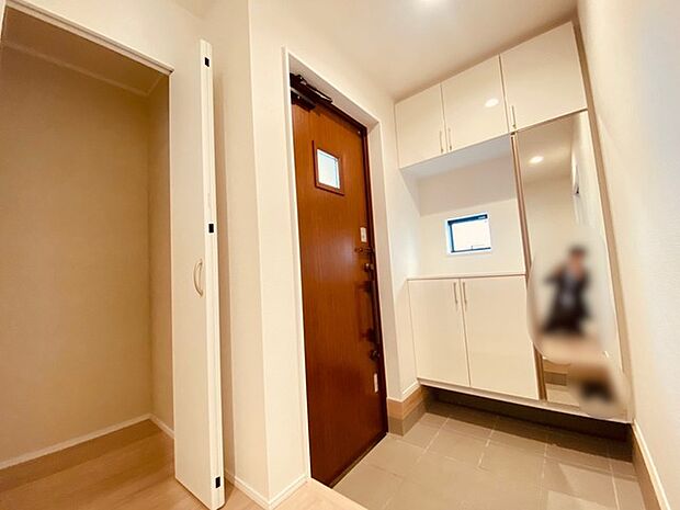 お宅の顔となる明るく開放的な玄関。ご家族皆様様の靴を収納できるスペースと全身鏡があり、お出掛け前に身だしなみチェックもできます。