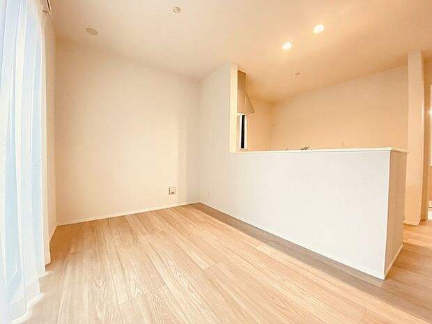 家族団欒のリビング。陽光差し込む食卓には家族の会話とスマイルが溢れます。いつまでもここで食卓を囲みたくなる、そう感じさせてくれるスペース。