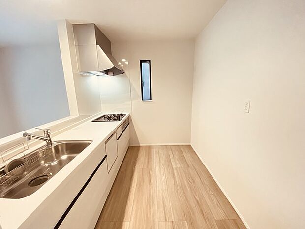 リビングにいる家族の顔が見渡せるカウンターキッチン。お料理もより一層おいしく、楽しく。食器棚を背面に設置しても十分な広さを確保しています。