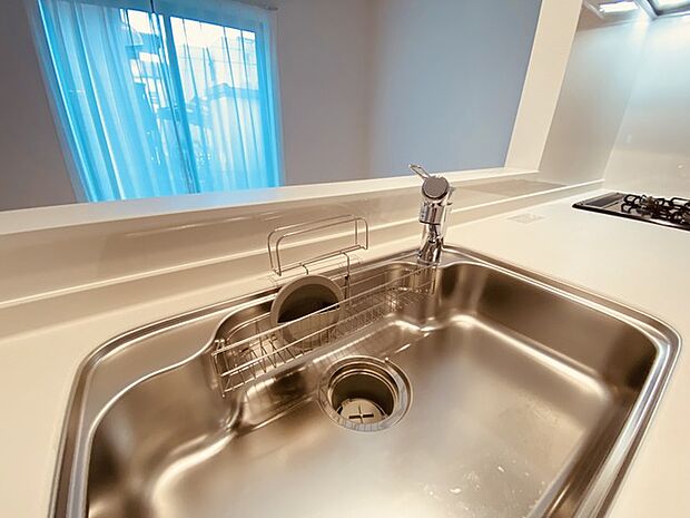 時短に活躍する食器洗浄機や一杯の水も楽しめる浄水器があるシステムキッチン。