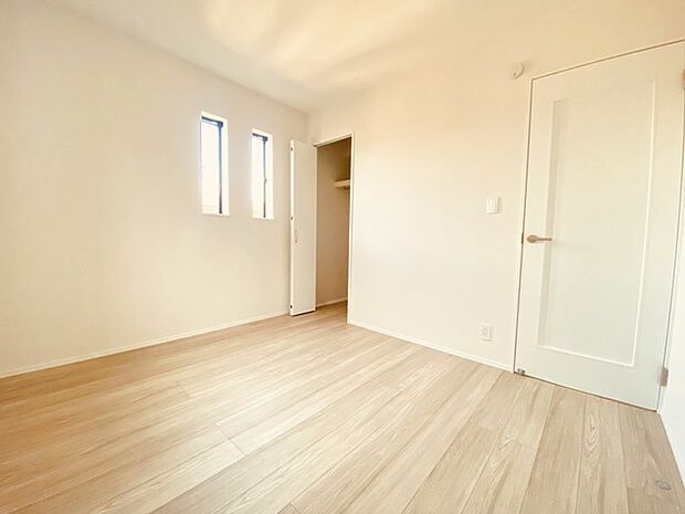 衣類の整理整頓に嬉しいクローゼット付きのお部屋。お子様のお部屋としても便利です。