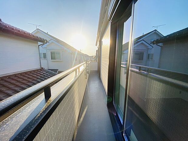 広めのバルコニーは風通しも良くお洗濯物もしっかりと干すことができます!