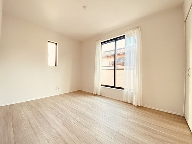 大きな開口部から明るい光が差し込む、日中の室内の明るさがこの部屋の魅力です。