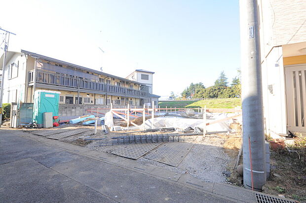 戸建てが立ち並ぶ静かな住宅街。四季折々の移り変わりを感じながら自然と楽しみ、暮らす、そんな毎日を日々の中で感じられる住環境