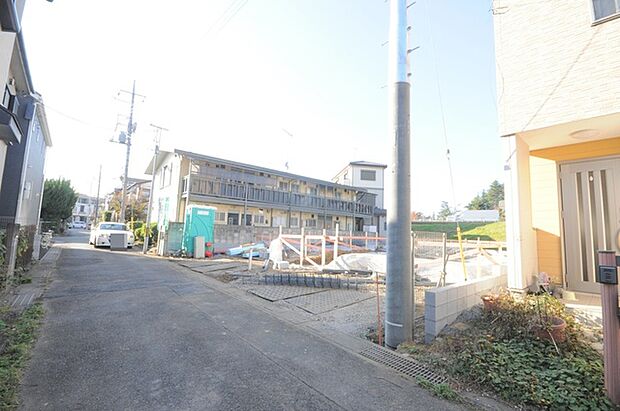 南道路に面しており日中もたくさんの陽が入ります。風通りや周辺環境など実際に現地にてご確認ください。 