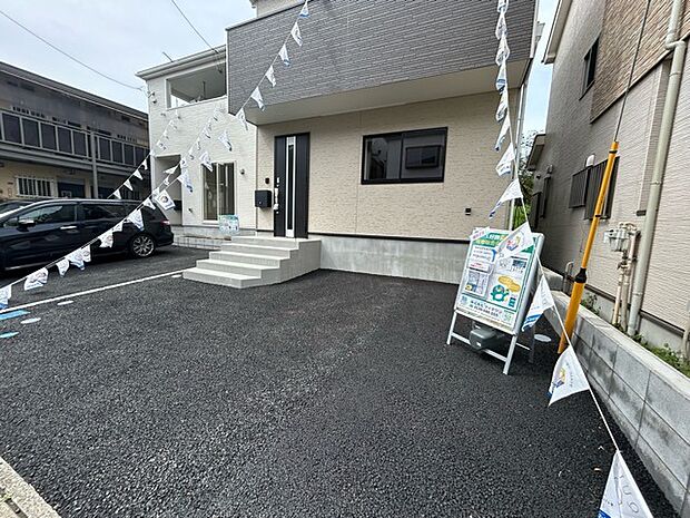 セカンドカーや来客時にも便利なカースペース2台分ございます。