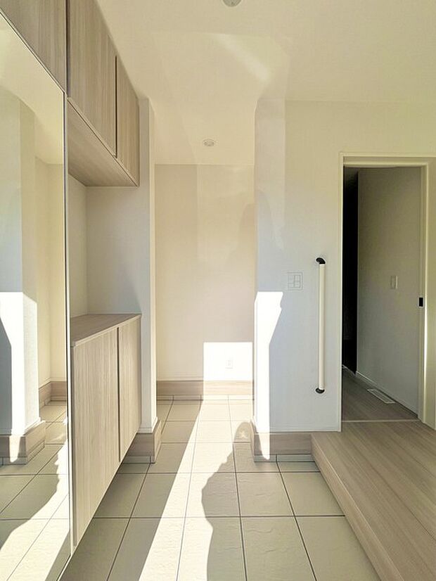 お宅の顔となる明るく開放的な玄関。ご家族皆様様の靴を収納できるスペースと全身鏡があり、お出掛け前に身だしなみチェックもできます。