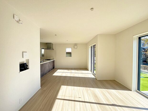 家族の集うリビングには色々な方向から光が差し込む設計に。家族のコミュニケーションが弾むスポットだから明るい雰囲気であってほしい。 