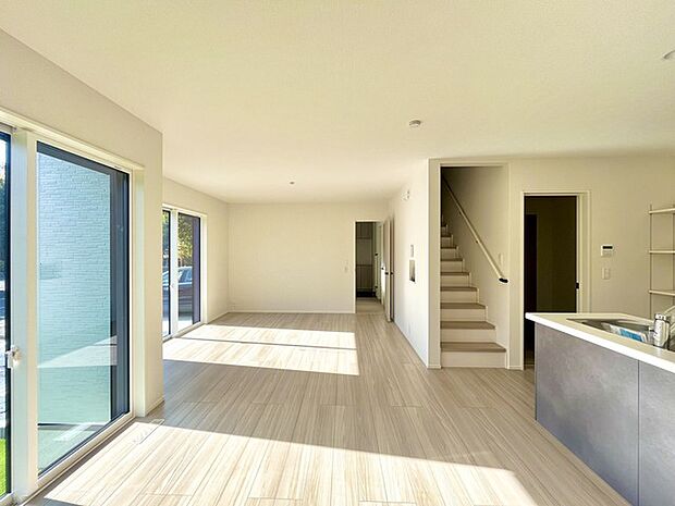 家族団欒のリビング。陽光差し込む食卓には家族の会話とスマイルが溢れます。いつまでもここで食卓を囲みたくなる、そう感じさせてくれるスペース。