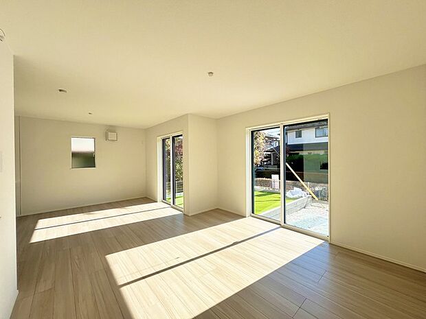 家族や友人、両親、親戚とこれから沢山の時間を紡ぐのだろう。そこを彩るのは窓から見える青い空、心地よい緑。そんなイメージが膨らむリビングスペース。 