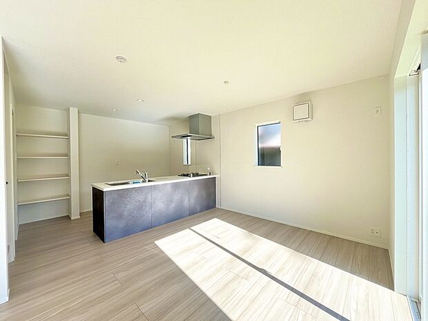 家族が一番集まる場所だから広々としつつも素敵な空間であって欲しい。皆がくつろぐリビングからキッチンまでが一つに繋がる空間。