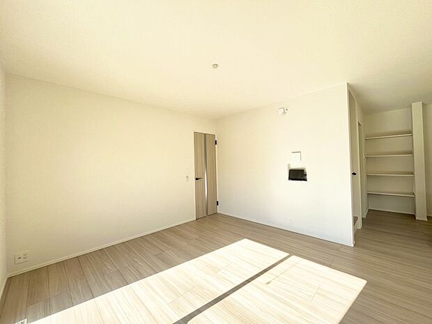 大きな開口部から明るい光が差し込むリビング。日中の室内の明るさがこの部屋の魅力です。 