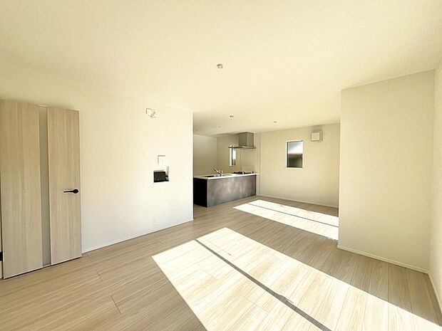 夕食の時間。家族、友人、両親、親戚との会話がより料理を美味しくしてくれる。あっという間に時間が過ぎてしまう居心地の良さは、普段はほっとする空間としてここにあります。 