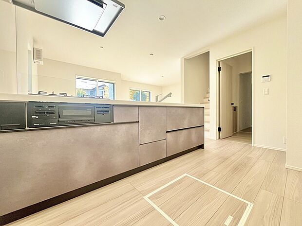 リビングにいる家族の顔が見渡せるカウンターキッチン。お料理もより一層おいしく、楽しく。食器棚を背面に設置しても十分な広さを確保しています。