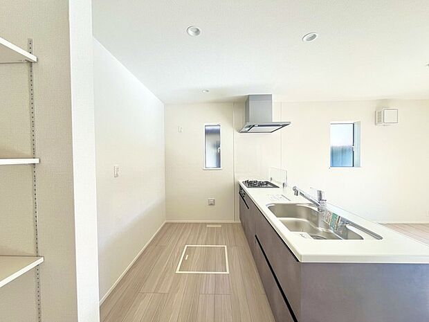 リビングにいる家族の顔が見渡せるカウンターキッチン。お料理もより一層おいしく、楽しく。食器棚を背面に設置しても十分な広さを確保しています。