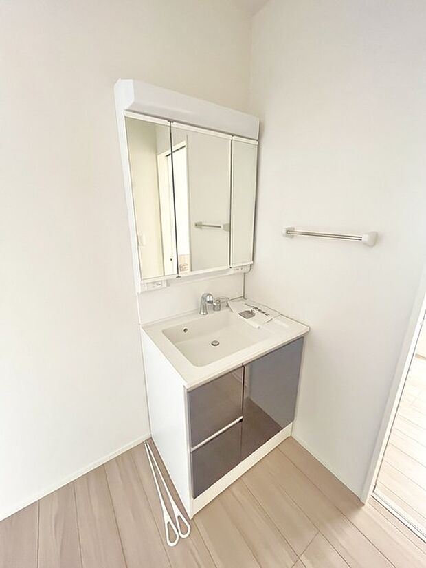 お出かけ前の身だしなみに一歩差がつく三面鏡。ミラー裏にはたっぷり収納もございます。