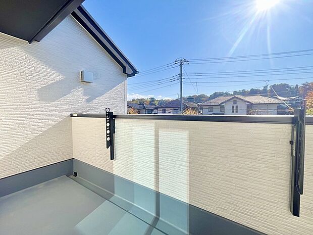 陽ざしが差込む明るいバルコニー。奥行きのあるバルコニーはお洗濯時に助かります。