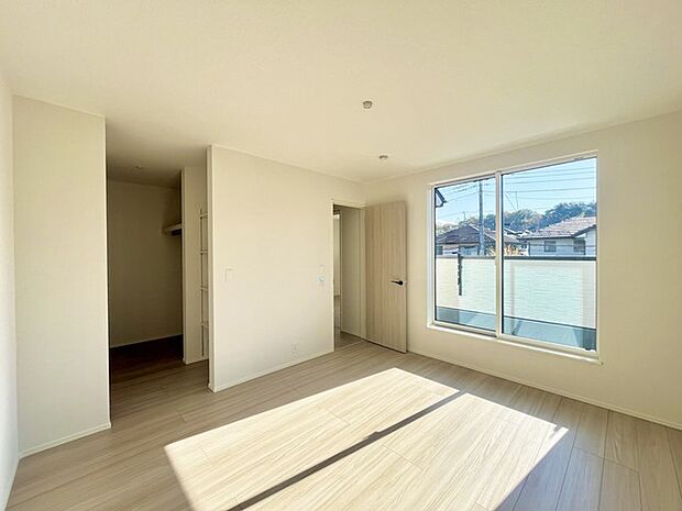 バルコニーに面した7帖の洋室。開口部からは優しい陽光が差し込み心地よい風が通り抜けます。 