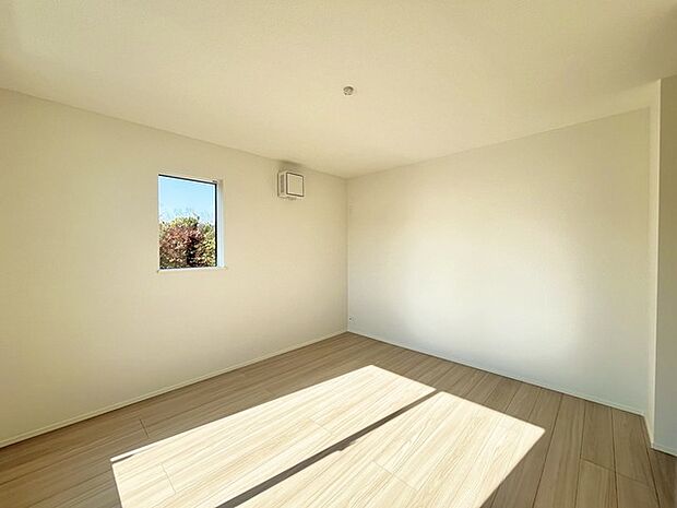 どんな家具にでも相性が良い清潔感ある白色調のクロスを採用。主張しすぎない配色、耐久性にも優れた床材は日々のメンテナンスも楽に、快適に過ごして頂けるよう考えられています。