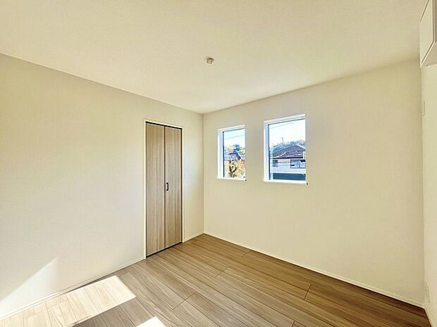 どんな家具にでも相性が良い清潔感ある白色調のクロスを採用。主張しすぎない配色、耐久性にも優れた床材は日々のメンテナンスも楽に、快適に過ごして頂けるよう考えられています。