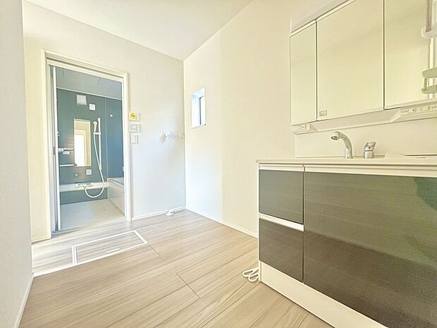 ゆとりの洗面スペースで朝の身支度もスムーズに行えます。