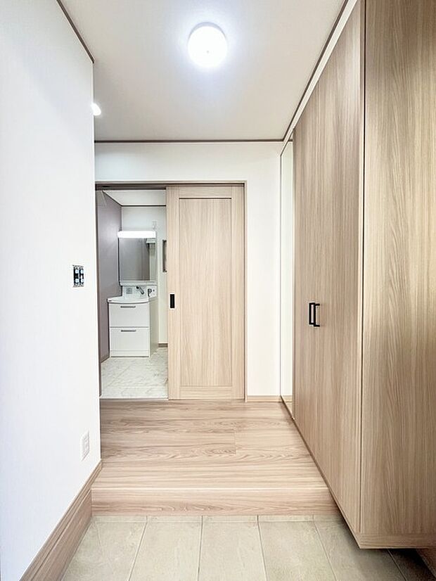 明るく開放的な玄関、靴の脱ぎ履きもしやすく、収納も豊富でご家族皆様の靴をスッキリ収納できます。 