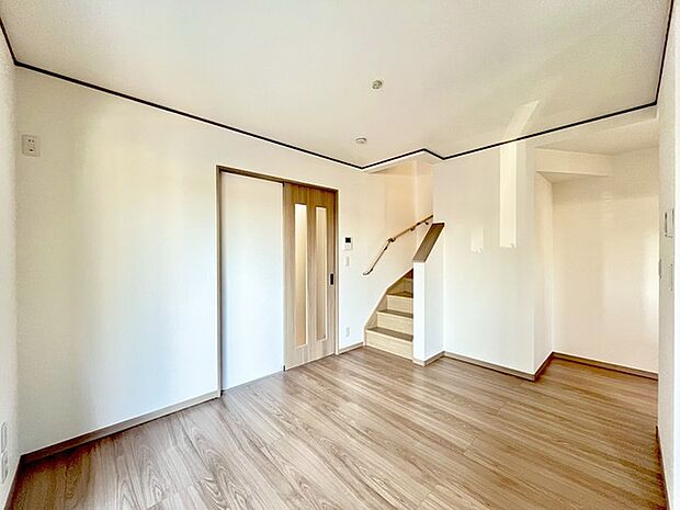 家族の集うリビングには色々な方向から光が差し込む設計に。家族のコミュニケーションが弾むスポットだから明るい雰囲気であってほしい。 