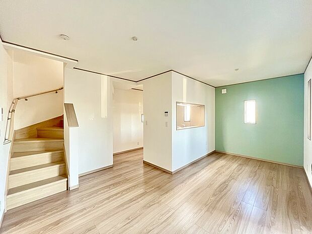 家族団欒のリビング。陽光差し込む食卓には家族の会話とスマイルが溢れます。いつまでもここで食卓を囲みたくなる、そう感じさせてくれるスペース。 