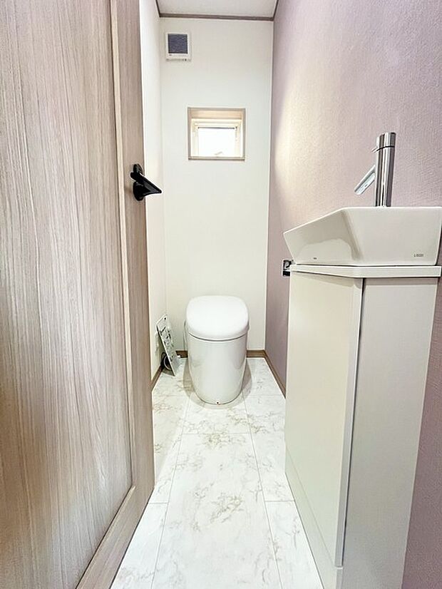 ウォシュレット機能付きのトイレ。換気のしやすい窓付きで、収納もあり実用性も兼ね備えた造り。 