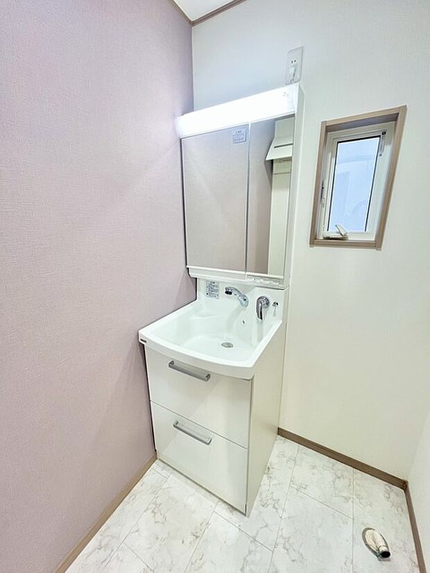 ゆとりの洗面スペースで朝の身支度もスムーズに行えます。 