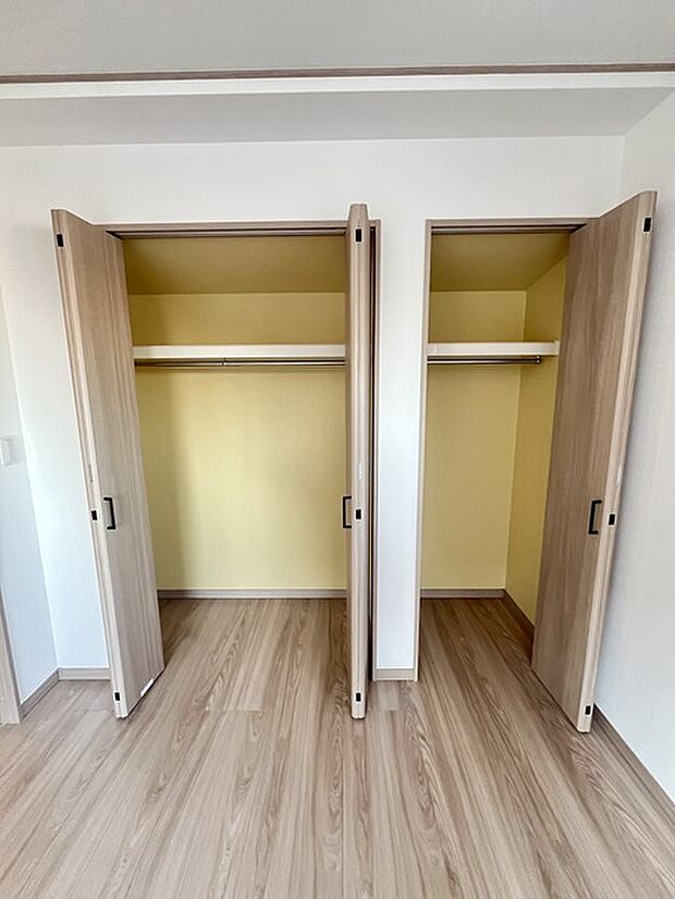 広々収納で、仕事着、普段着をまとめて収納できます。 