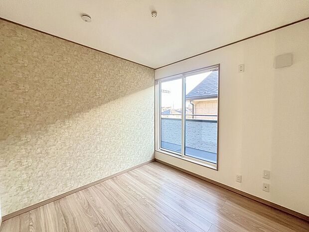 アクセントクロスを使用したオシャレな洋室。窓からそそぐ陽の光が眩しいベッドルームは、朝の目覚めが心地良く迎えられそうです。 