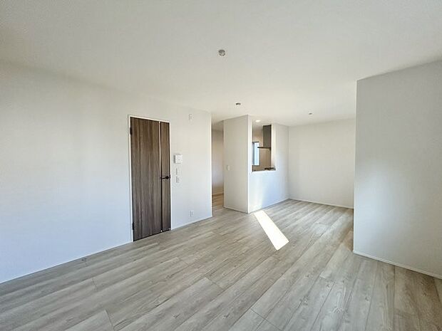 家族の集うリビングには色々な方向から光が差し込む設計に。家族のコミュニケーションが弾むスポットだから明るい雰囲気であってほしい。