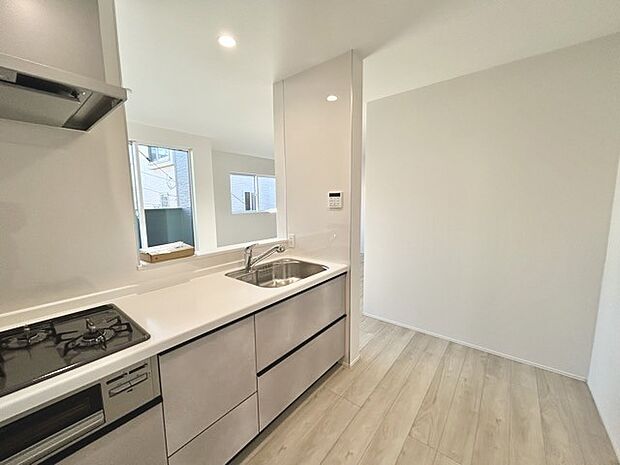 家族が一番集まる場所だから広々としつつも素敵な空間であって欲しい。皆がくつろぐリビングからキッチンまでが一つに繋がる空間。