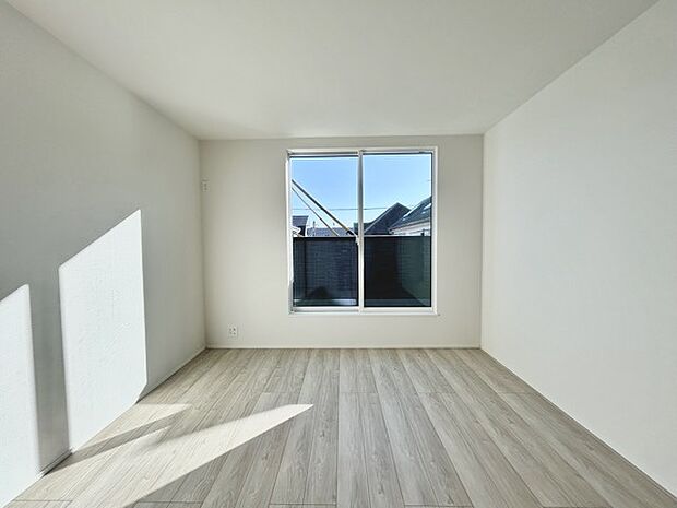 大きな開口部から明るい光が差し込む、日中の室内の明るさがこの部屋の魅力です。