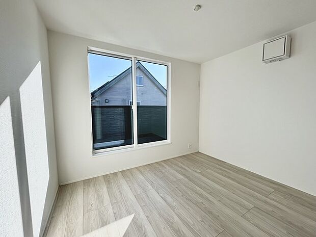 大きな開口部から明るい光が差し込む、日中の室内の明るさがこの部屋の魅力です。