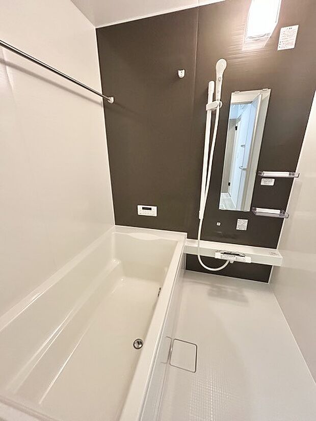 落ち着いた色味の浴室で1日の疲れをゆっくりと癒してください。 