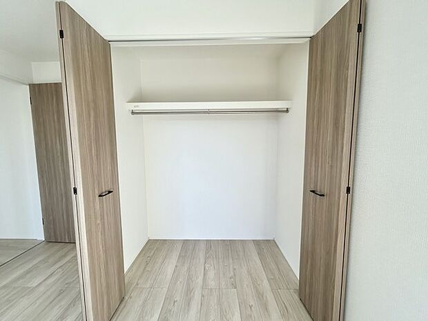 広々収納で、仕事着、普段着をまとめて収納できます。